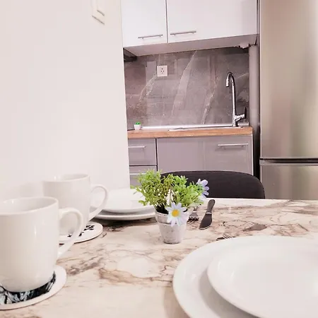 Urban Chic By Goldenland Apartament *